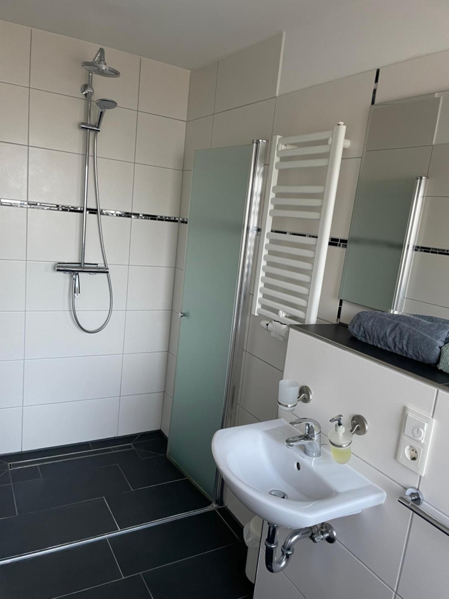 Ferienwohnung Mit Fussbodenheizung Nahe Messe, Gratis Parkplatz Und Abstellplatz E - Bike Hannover Kültér fotó