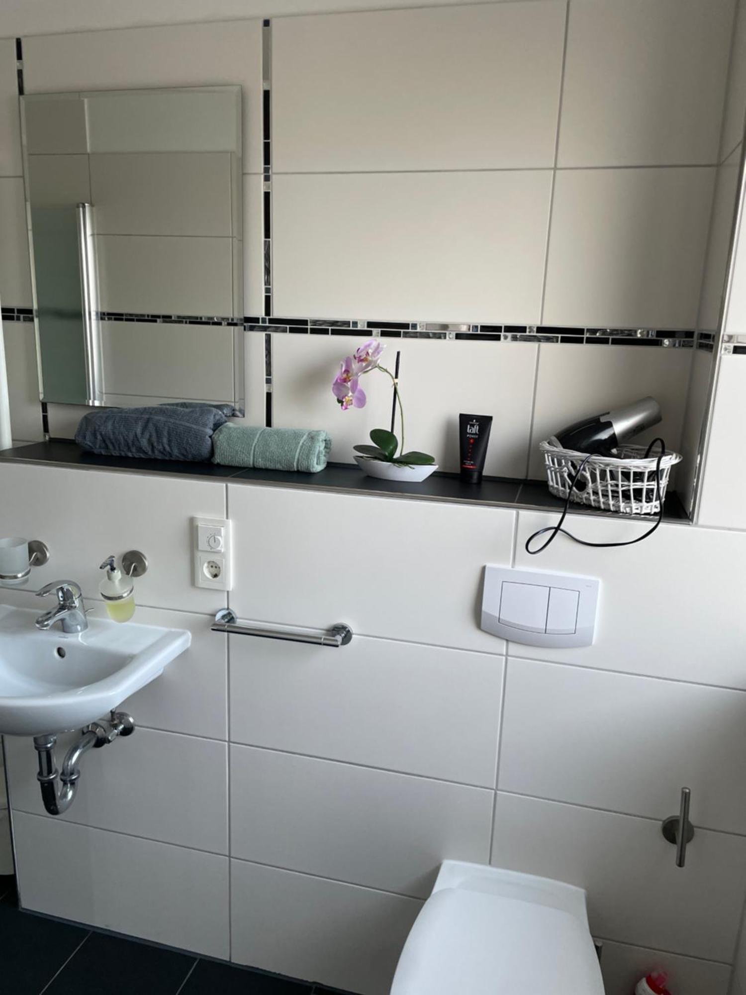 Ferienwohnung Mit Fussbodenheizung Nahe Messe, Gratis Parkplatz Und Abstellplatz E - Bike Hannover Kültér fotó